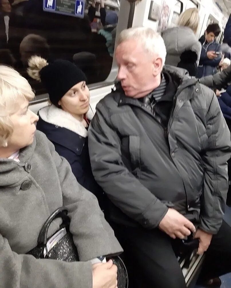 Уступайте места пожилым людям. Уступить место в метро. Пенсионеры в метро. Не уступают место в метро пенсионерам.