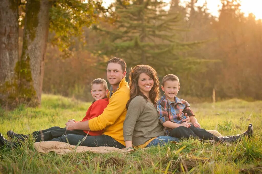 Bi family. Фотосессия семьи Зеленских. Семейные фотосессии в Калуге. Королевство семья фотосессия.