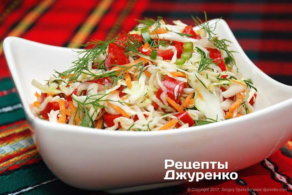 Салат капуста перец морковь лук. Витаминный (капуста, перец, огурец, морковь) 100г - 35р. салат капуста паприка. салат с капустой и перцем болгарским. салат витаминный.