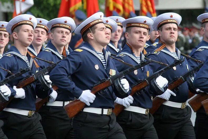 Современные защитники отечества картинки. Моряки на параде Победы. Защитники Отечества парад. Защитники России. Парад 9 мая моряки.