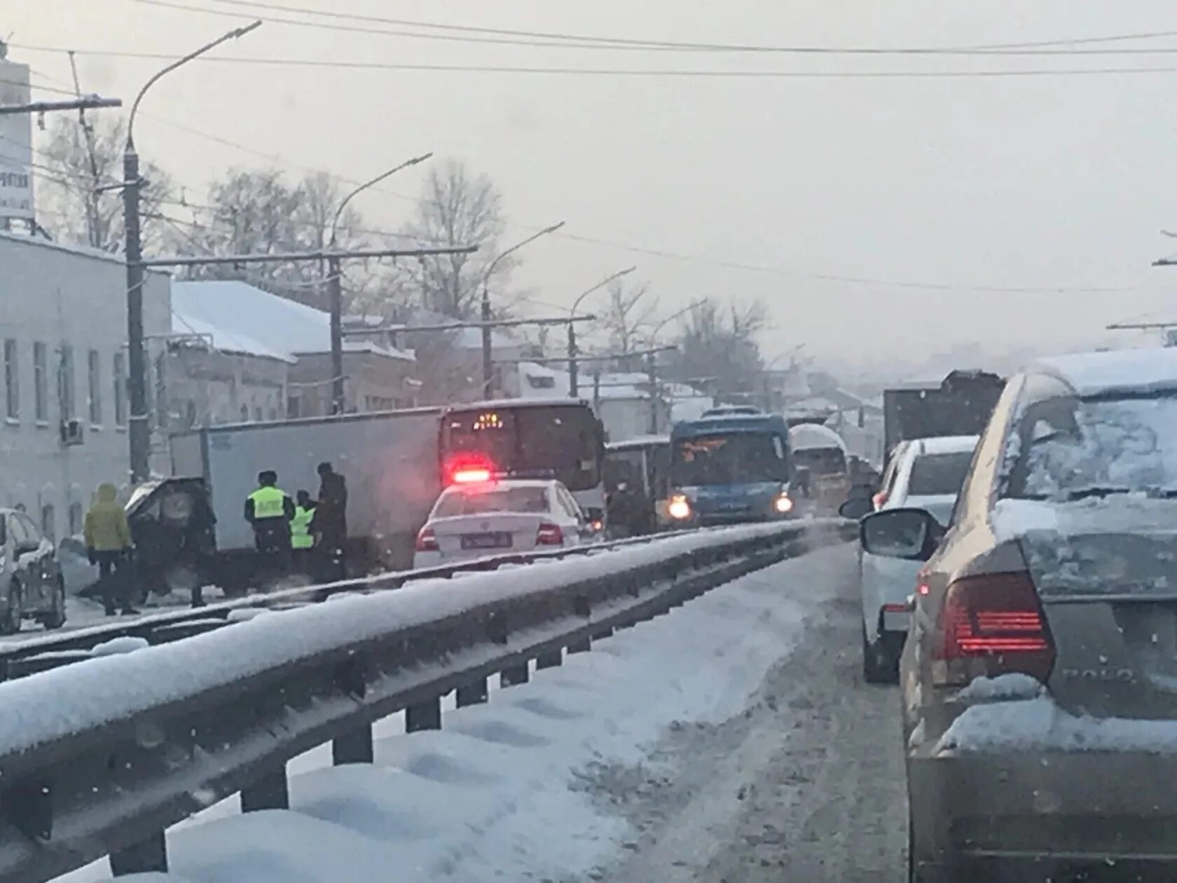 Упавшее дерево перекрыло дорогу. 29 июня ярославль. 29 июня ярославль. Девушка выпала из окна. 29 июня ярославль.