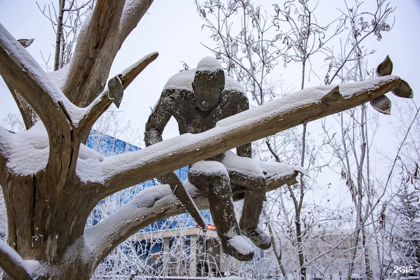 Не руби суку на которой сидишь. Памятник не пили сук. Памятники Якутии. Рубить сук на котором. Не пили сук на котором сидишь.