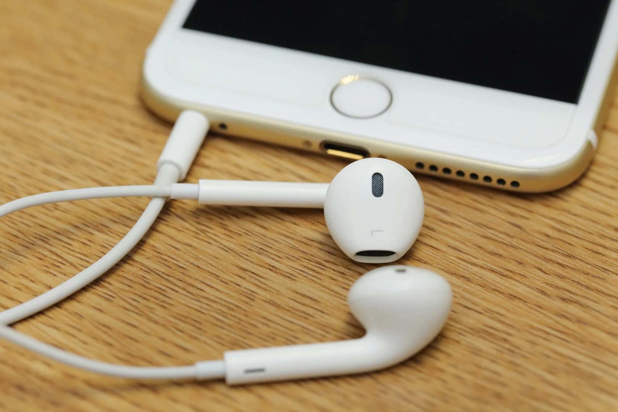 Iphone звук наушники. Iphone Earpods. Earpods 3.5mm. Наушники Apple Earpods и iphone 6. Apple Earpods 3.5 mm.