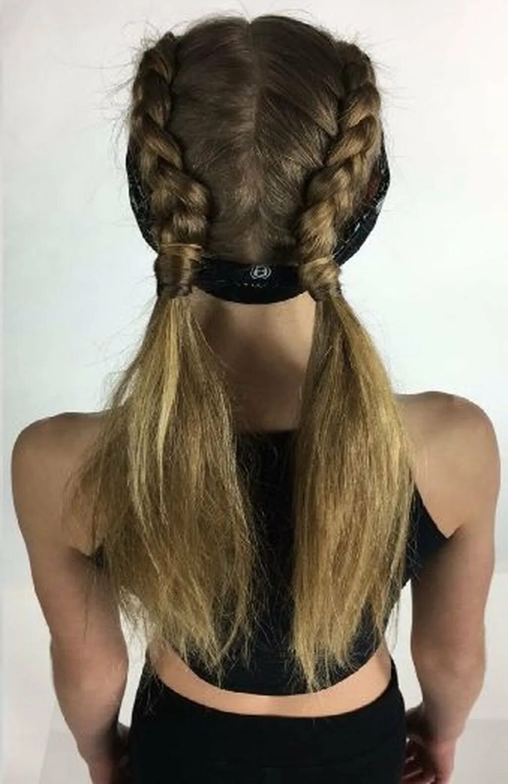 Танец девочки косички