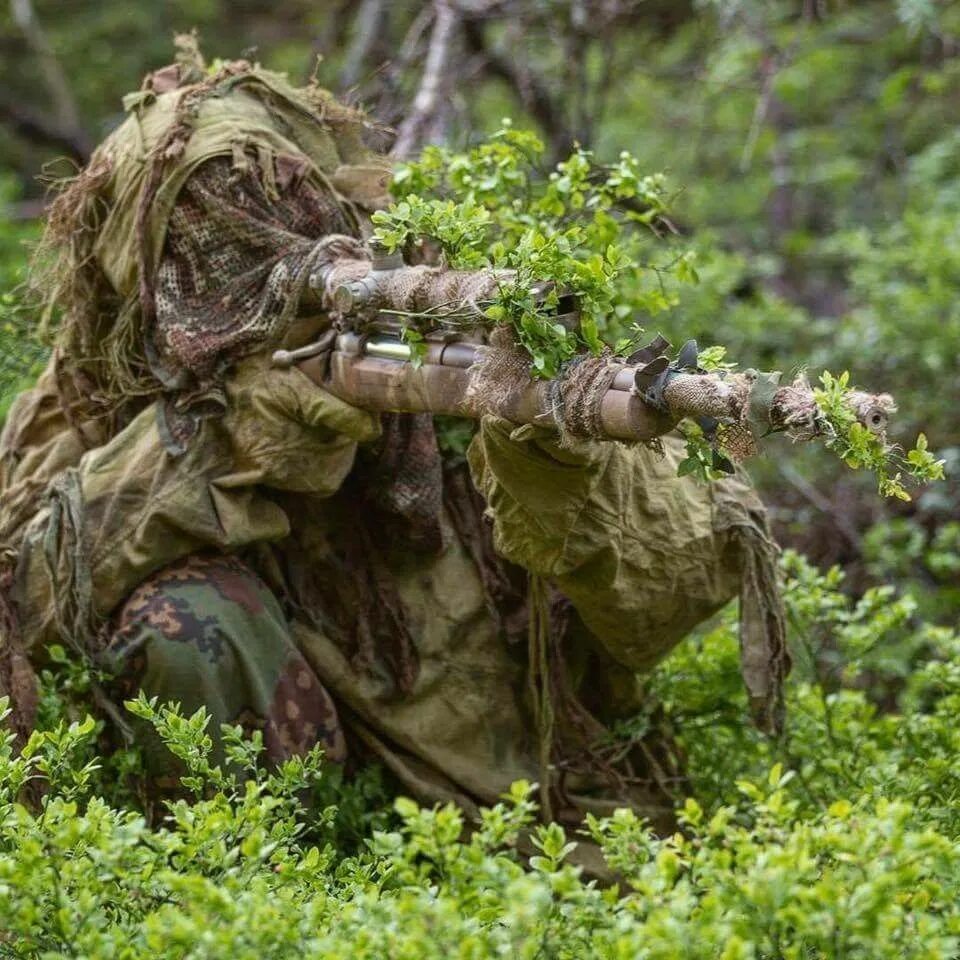 Купить танк леший. Снайпер страйкбол Ghillie. Маскхалат Леший снайпер в лесу. Маскхалат Леший спецназ. Страйкбол Гилли снайпер.