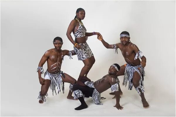 Где негры танцуют. Племя тумба юмба. Танец негра. Африканцы танцуют. Чернокожий танцует.