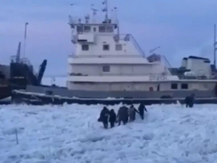 паром вознесенье зимой. кран застрявший на пароме в карелии. застрявший паром. переправа через свирь в вознесенье зимой. паром вознесенье.