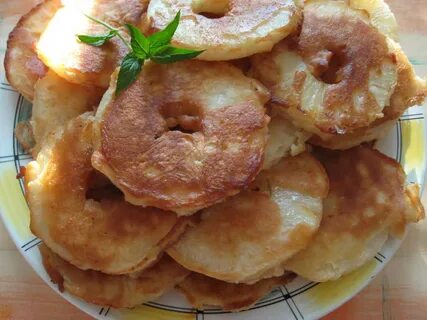 Яблоки в кляре на сковороде