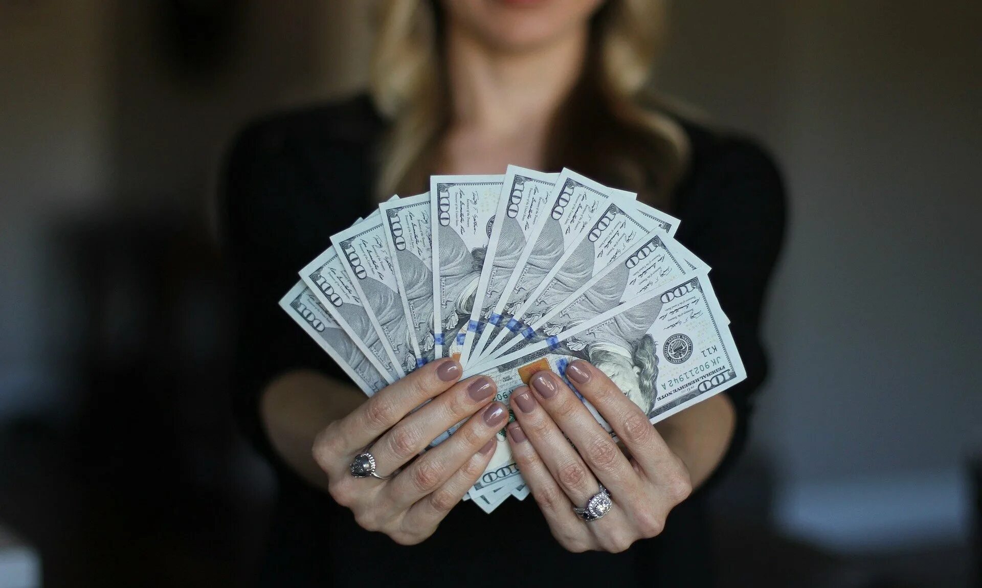 12 тысяч долларов. Деньги в руках девушки. Женщина с деньгами. Красивая женщина с деньгами. Доллары в руках.