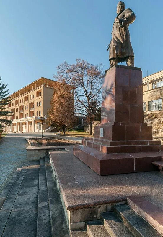 Памятник Серго Орджоникидзе в Кисловодске. Памятник Дзержинского Кисловодск. Памятник Дзержинскому в Кисловодске. Памятник Орджоникидзе в Екатеринбурге. Два памятника орджоникидзе в магнитогорске