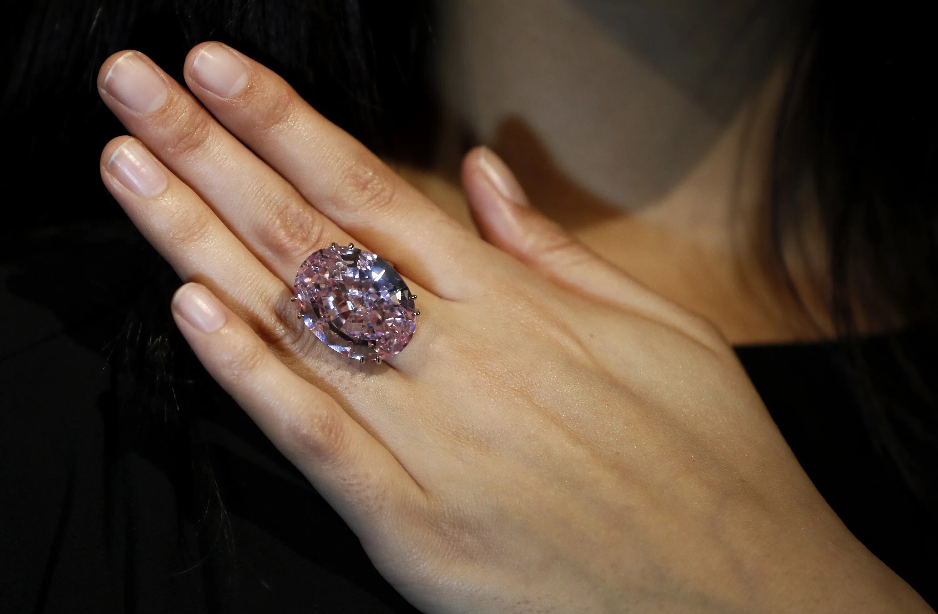 6 карат. Бриллианта Pink Star весом 59,6 карата.. Кольцо Graff Pink Diamond.