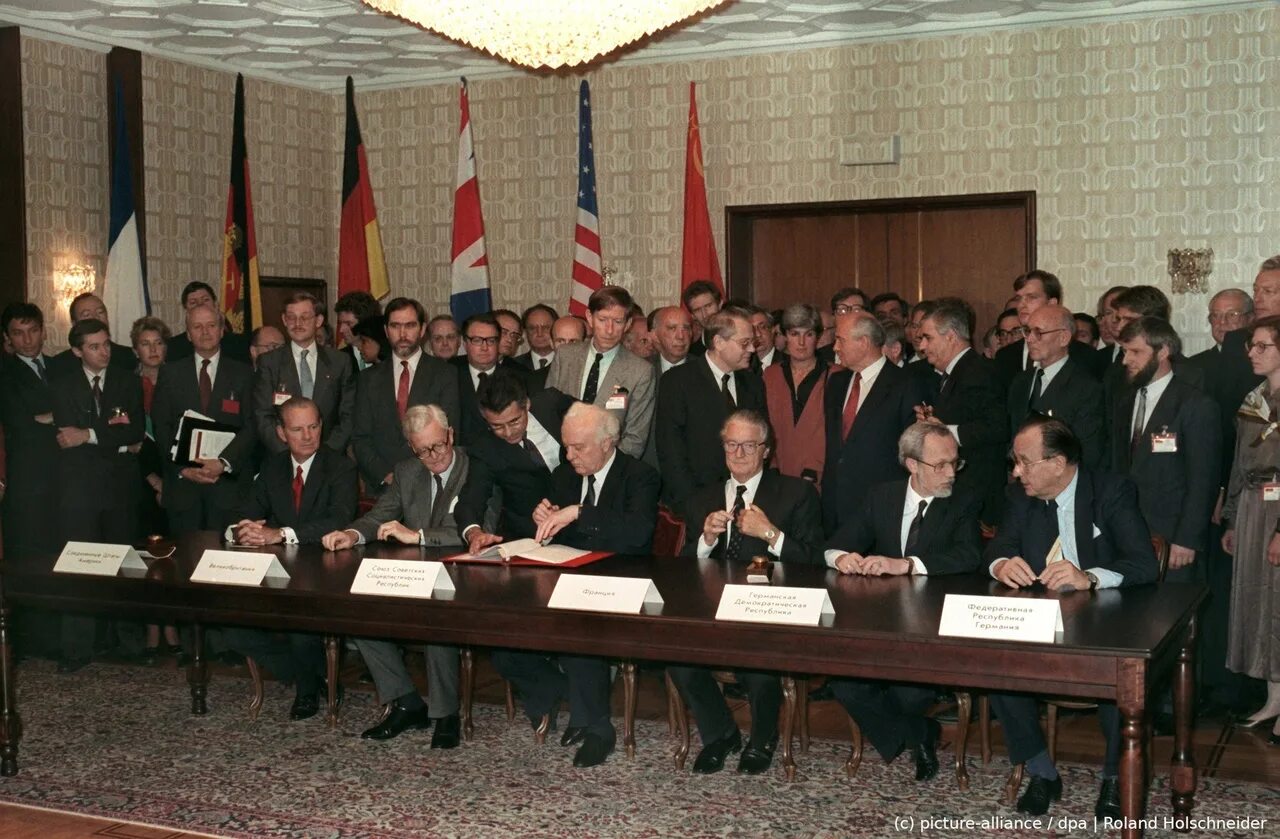 7 сентября 1990. 12 Сентября 1990 подписание договора об объединении Германии. 1990 Объединение ГДР И ФРГ. Объединение Германии 1990 договор. Объединение Германии Горбачев.