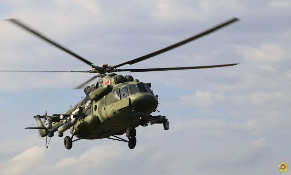 Черно белый вертолет летит на абинском 2024. Ми-8мтв. Летают вертолеты минск. Вертолёт мчс беларуси. Вертолёт мчс беларуси.