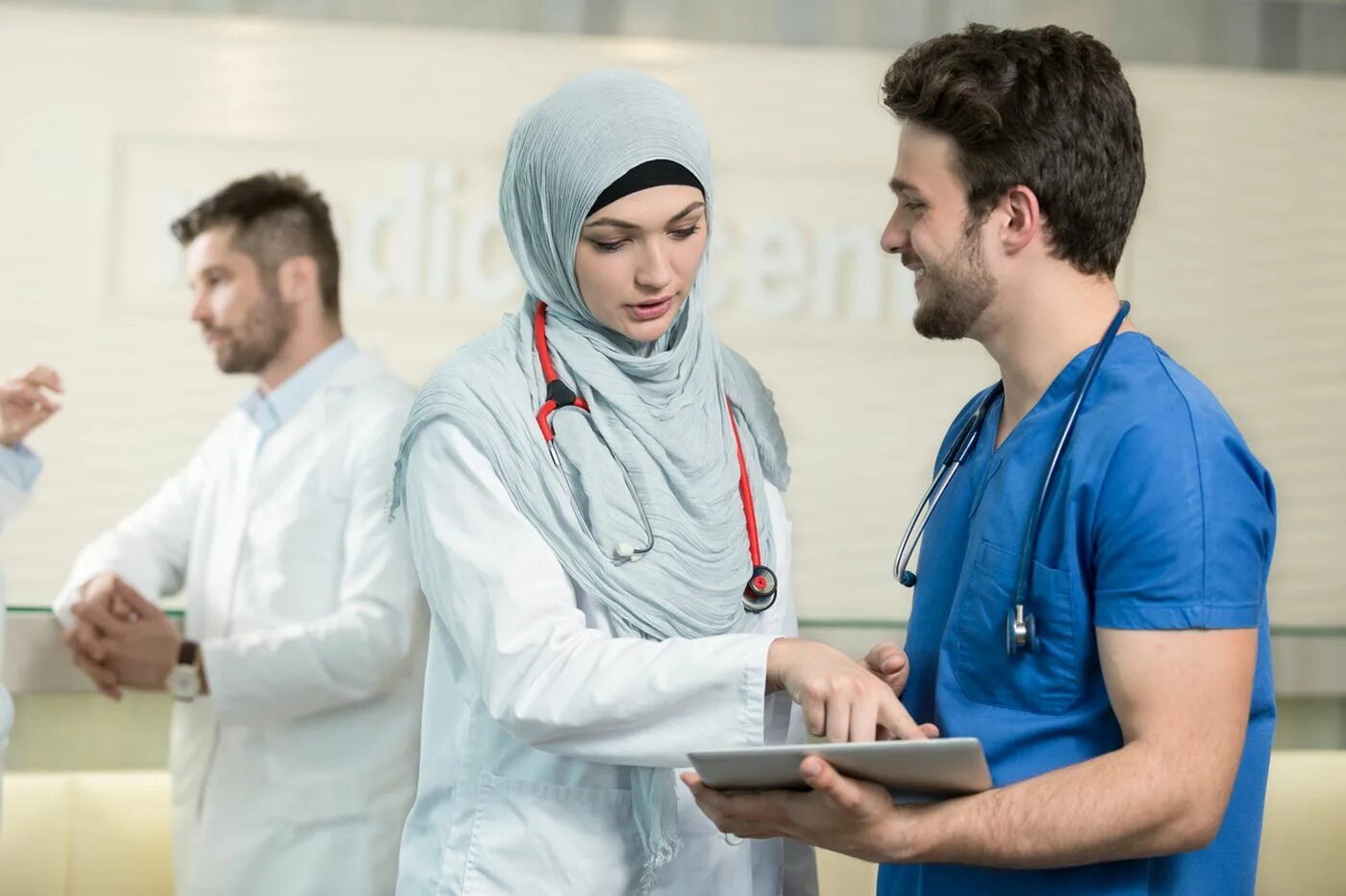 Катар медицина. Медик араб. Врач мусульманин. Арабский врач. Саудовская Аравия доктор.