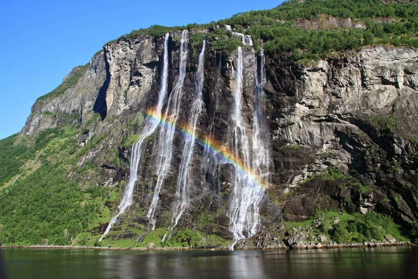 Фьорды достопримечательность какой страны. Водопад Виннуфоссен Норвегия. Гейрангер Фьорд водопад семь сестер. Гейрангер-Фьорд Норвегия семь сестер. Норвегия водопад Севен-Систерс.