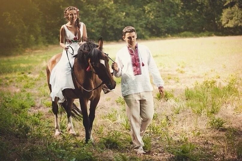 Конь мужик баб. Фотосессия с лошадьми. Деревенские лошади. Фотосессия с лошадью летом. Мужчина на лошади.