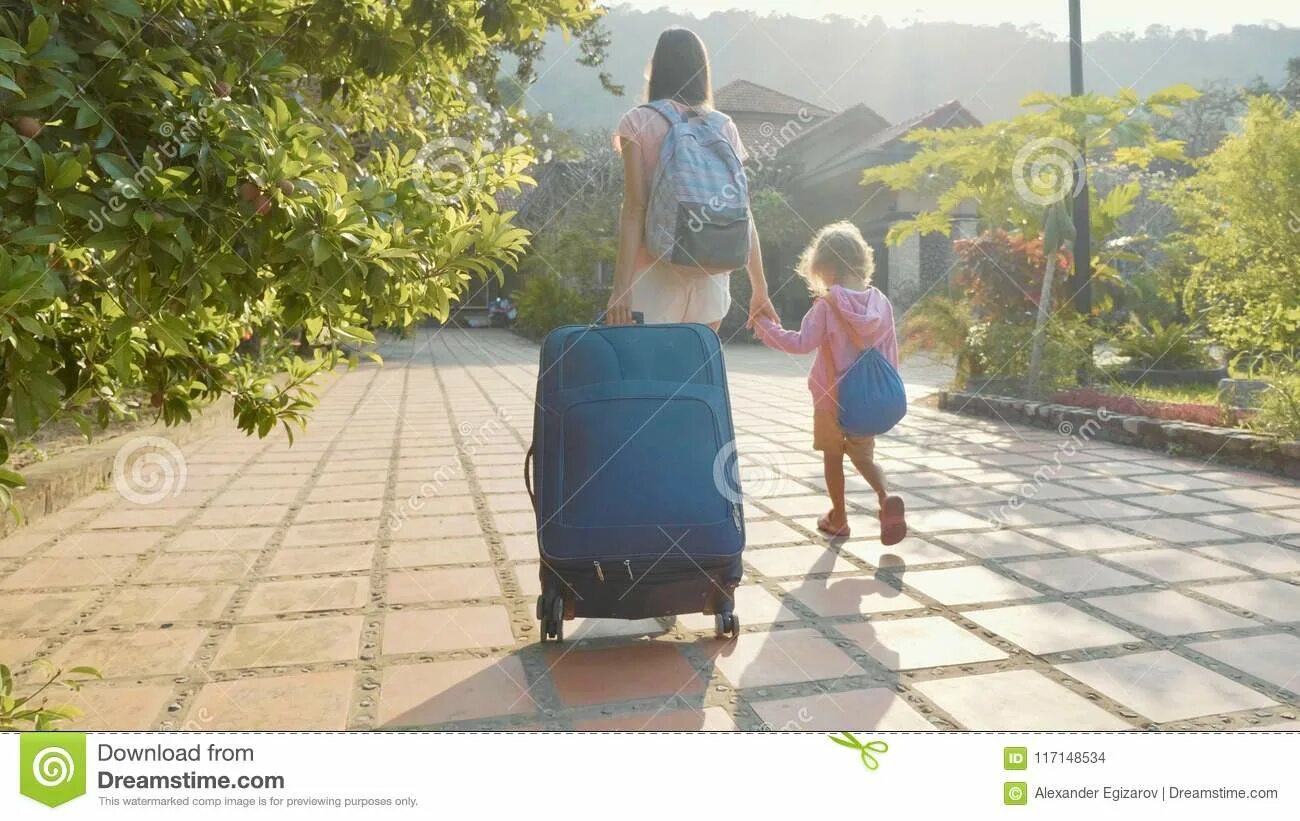 Моя дочь приехала из долгой командировки. Мама с чемоданом. Дочь а с чемоданом. Мама и дочка с чемоданами. Мама несет ребенка и чемодан.