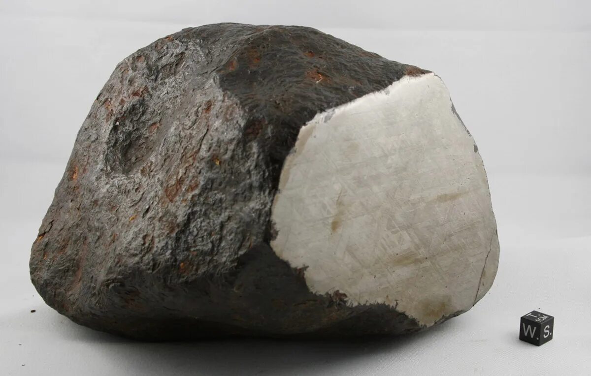 Ташатканский метеорит. Белый метеорит. Метеорит фото. Белый метеорит. Лунный анортозит метеорит.