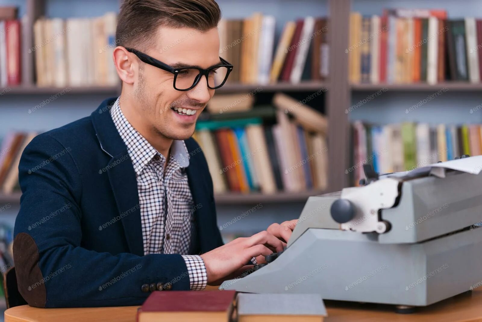 Писатель. Современный писатель за работой. Мужчина писает. Копирайтер. Steal writer.