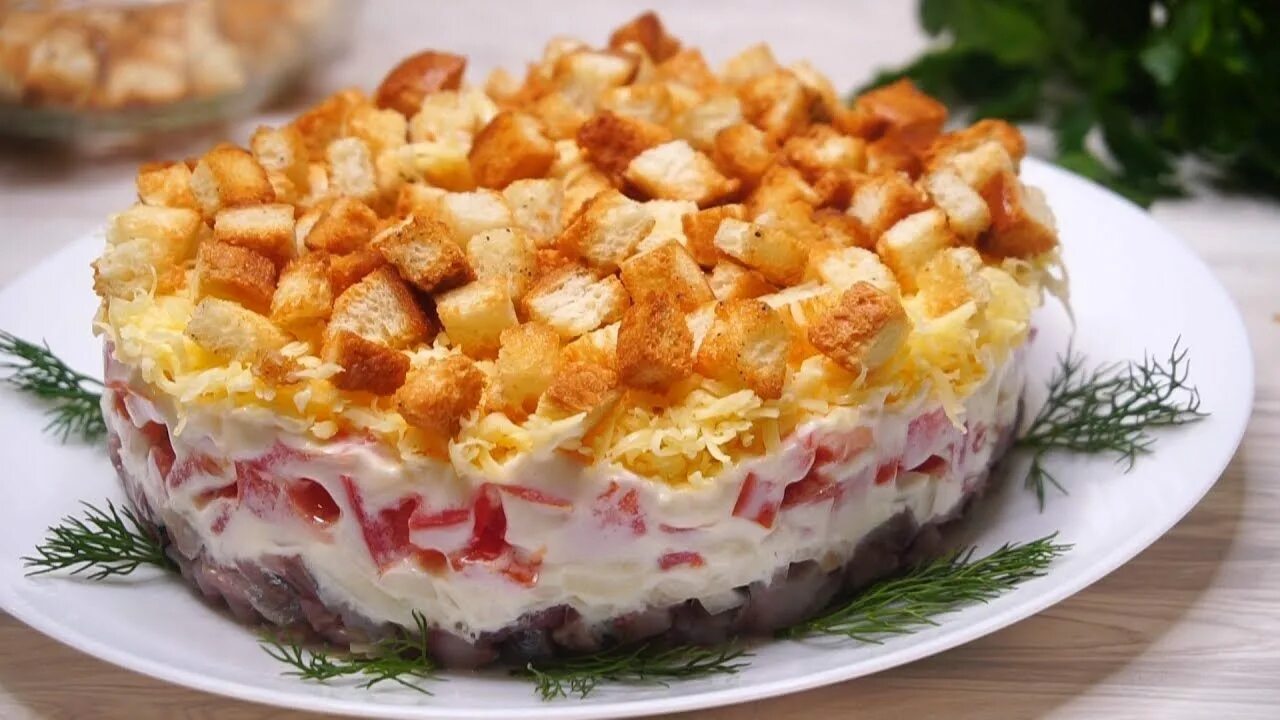 Салат перевертыш грибная поляна. Праздничные вкусные салаты на день рождения. Красивые салаты. Салаты на день рождения. Салат с сухариками на праздничный стол.