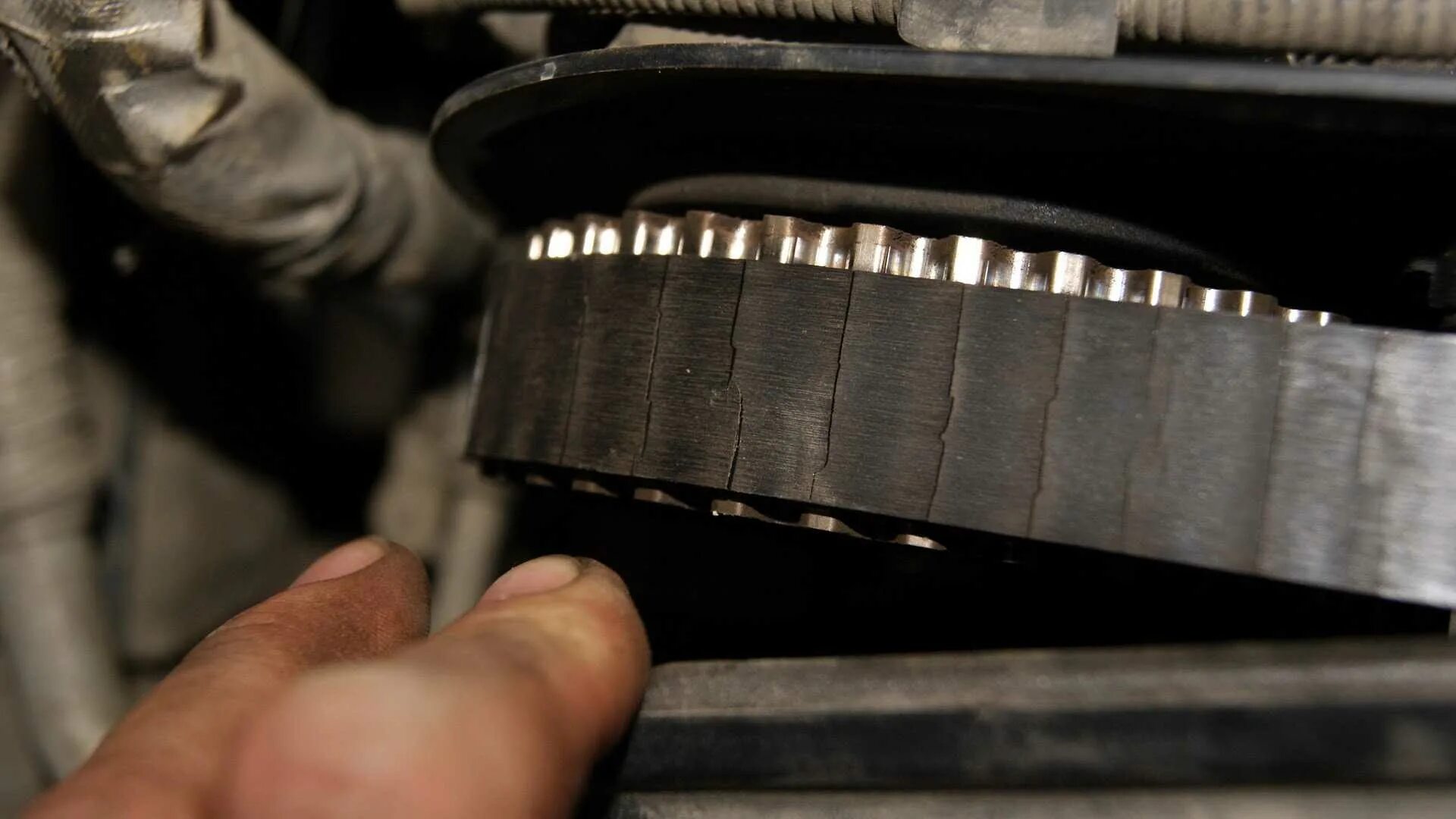 С состояние. Изношенный ремень грм 126. Как проверить износ грм. Грм ваз 2114 новый и изношенный. Ваз 21214 изношенный ремень.