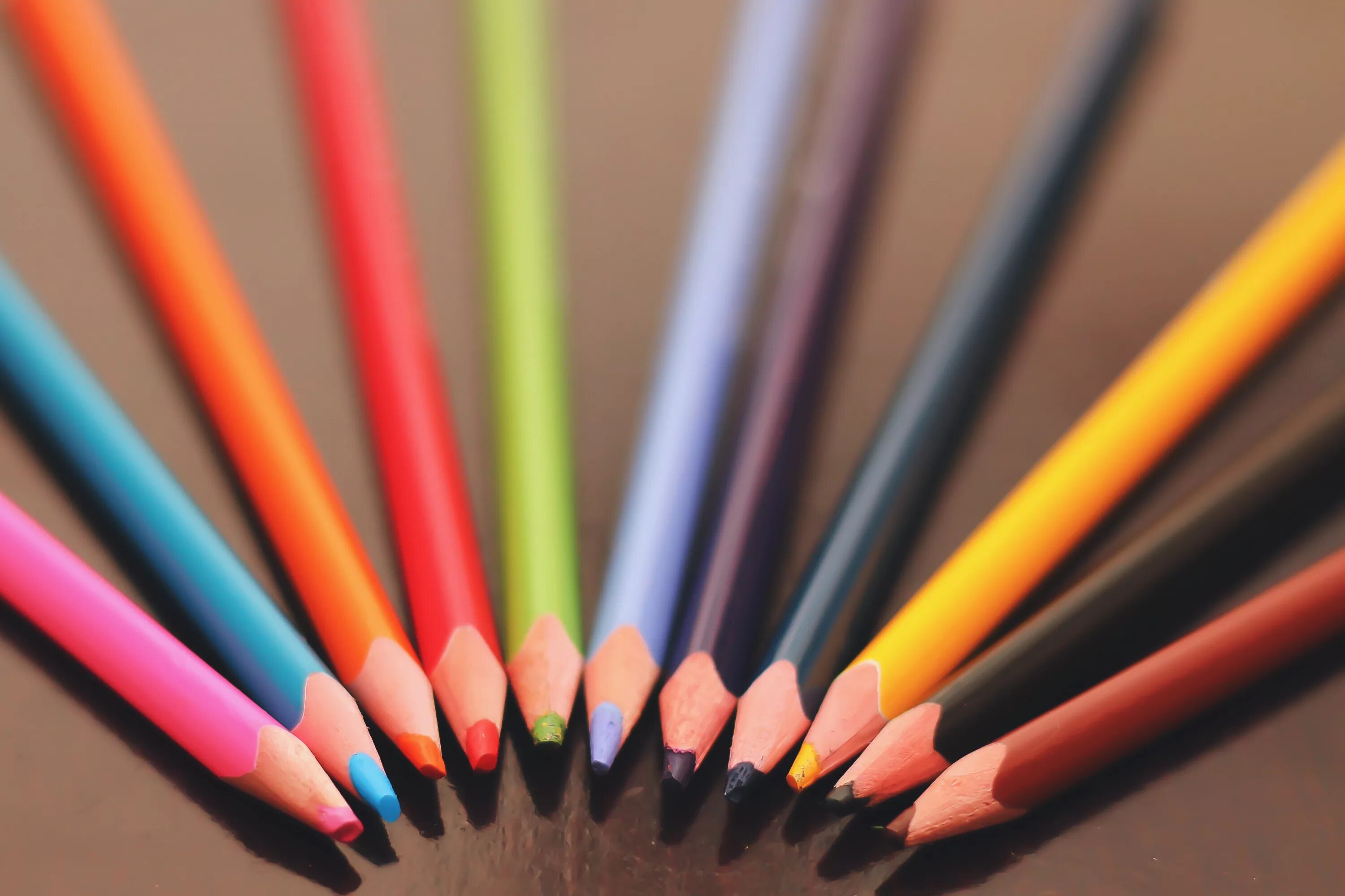 Красивые карандаши. Карандаши разных цветов. Много карандашей. Крупные цветные карандаши.
