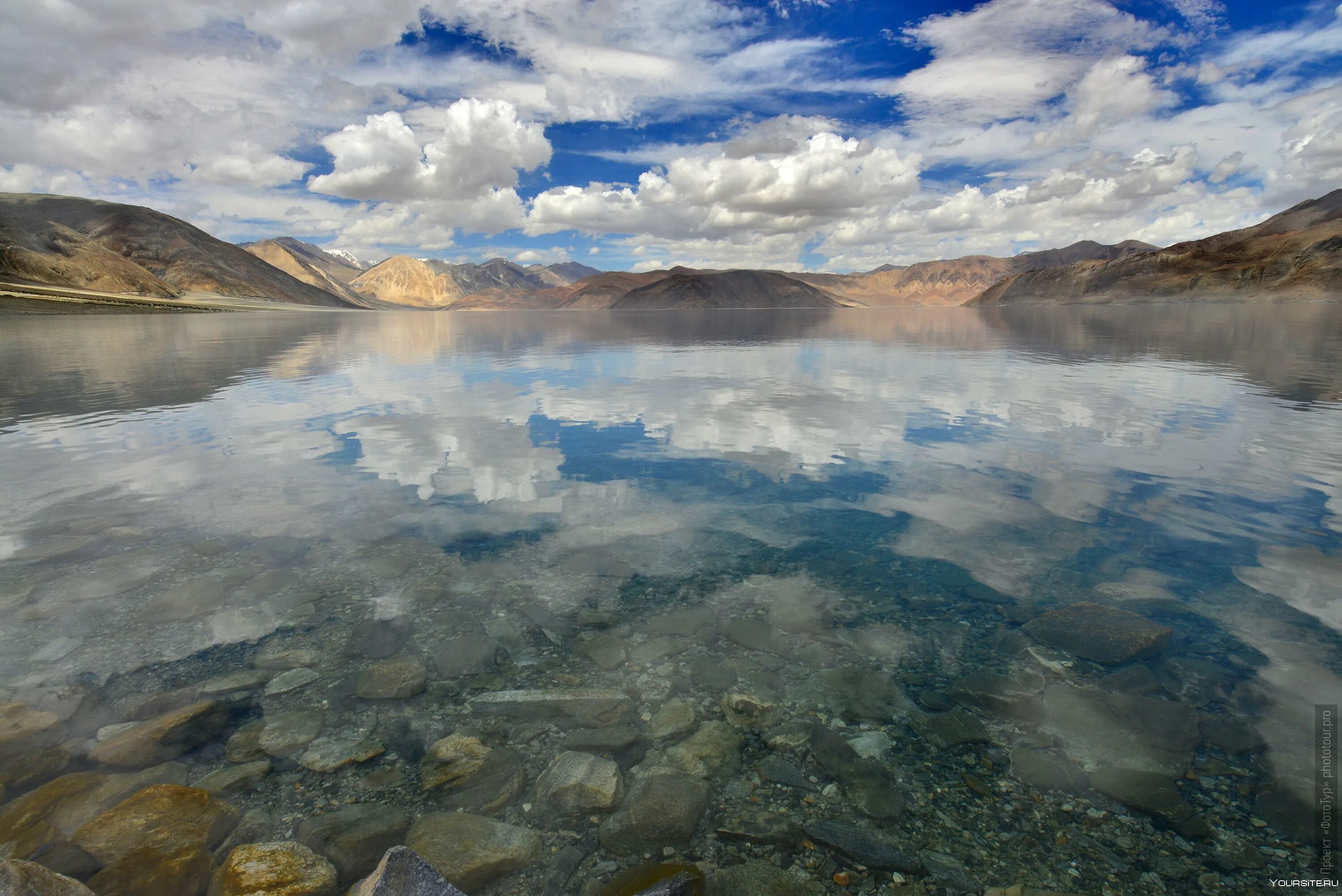 Гималаи озера. Ямдрок ЦО озеро Тибет. Озеро Намцо Тибет. Озеро Пангонг-ЦО В Гималаях. Озеро в Гималаях.