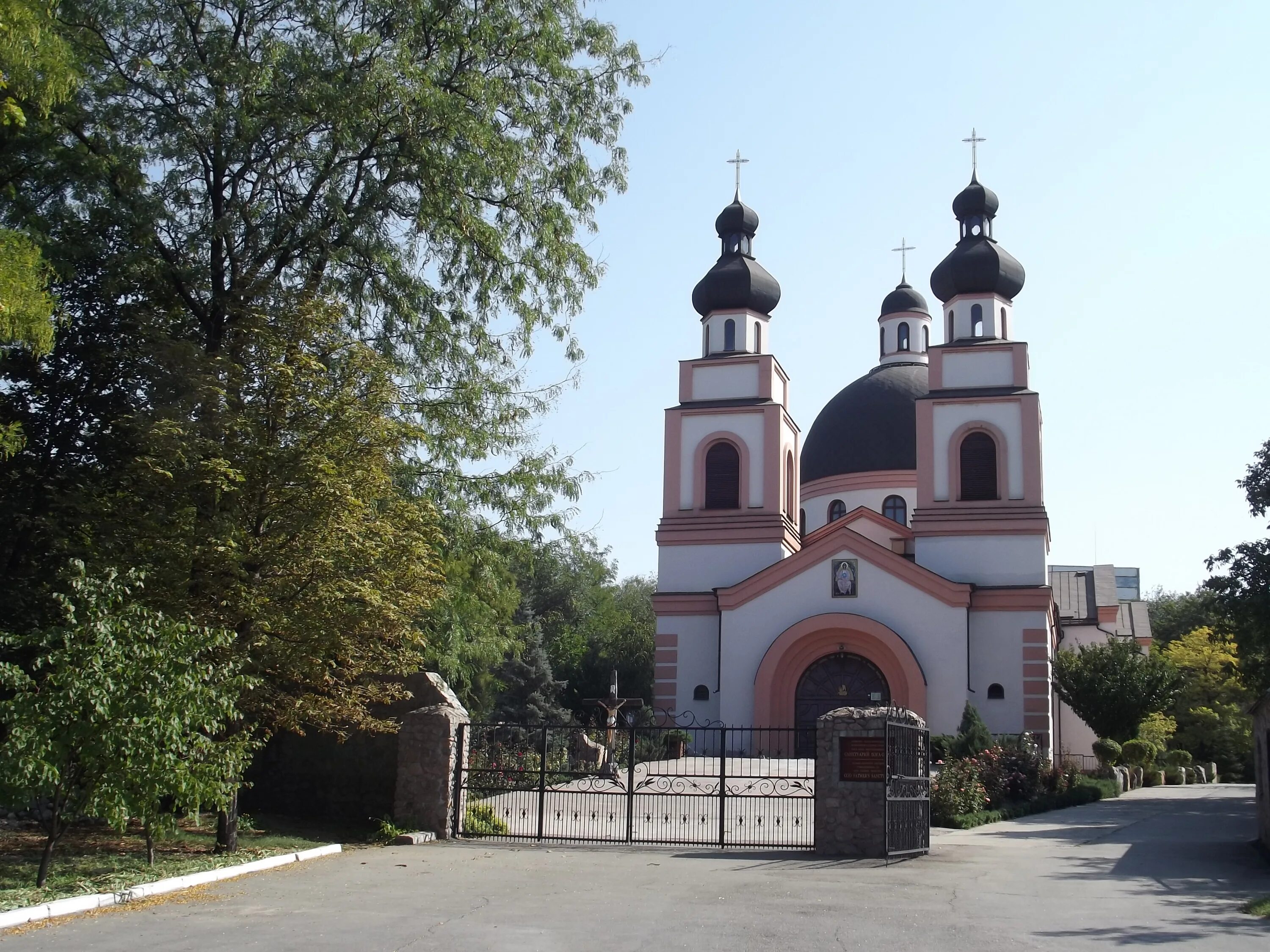 Село приморское запорожская область. Запорожские церкви. Запорожье город архитектура. Православные храмы на острове хортица. Запорожские церкви.