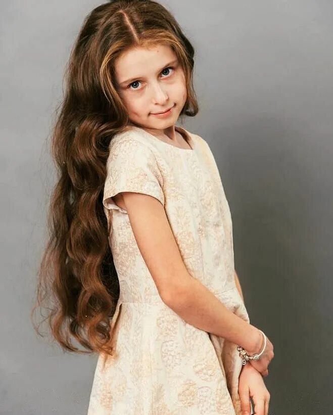 Кэнди долл вероника серебрякова валенсия. Алиса где девочки. Алиса найди мне лет. Алиса брагина model. Алиса найди мне девочку красивую.