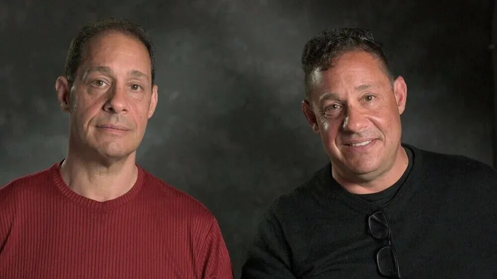 Three identical. Три одинаковых незнакомца (2018). эдди дэвид бобби близнецы. three identical strangers.