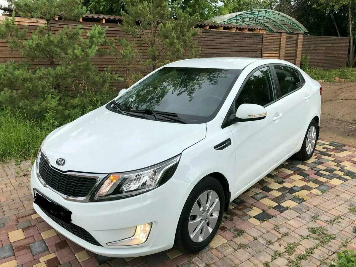 Купить кия владивосток. Kia Rio 2014. Kia Rio 2014 White. Kia Rio 2014 белая. Kia Rio 2014 седан.