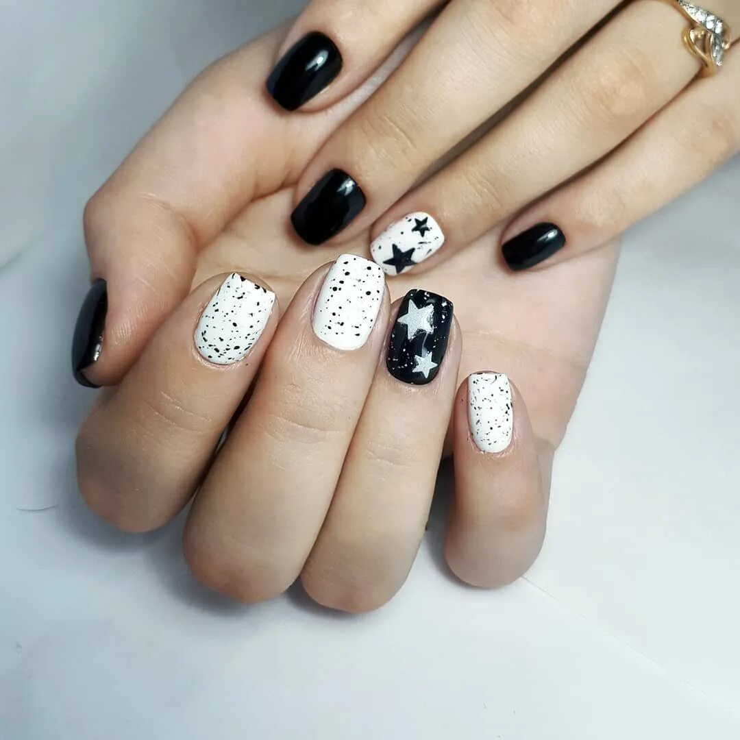 черный маникюр звезды. черный маникюр со звездочками. черные матовые ногти. черные ногти с луной. стильный черный маникюр.