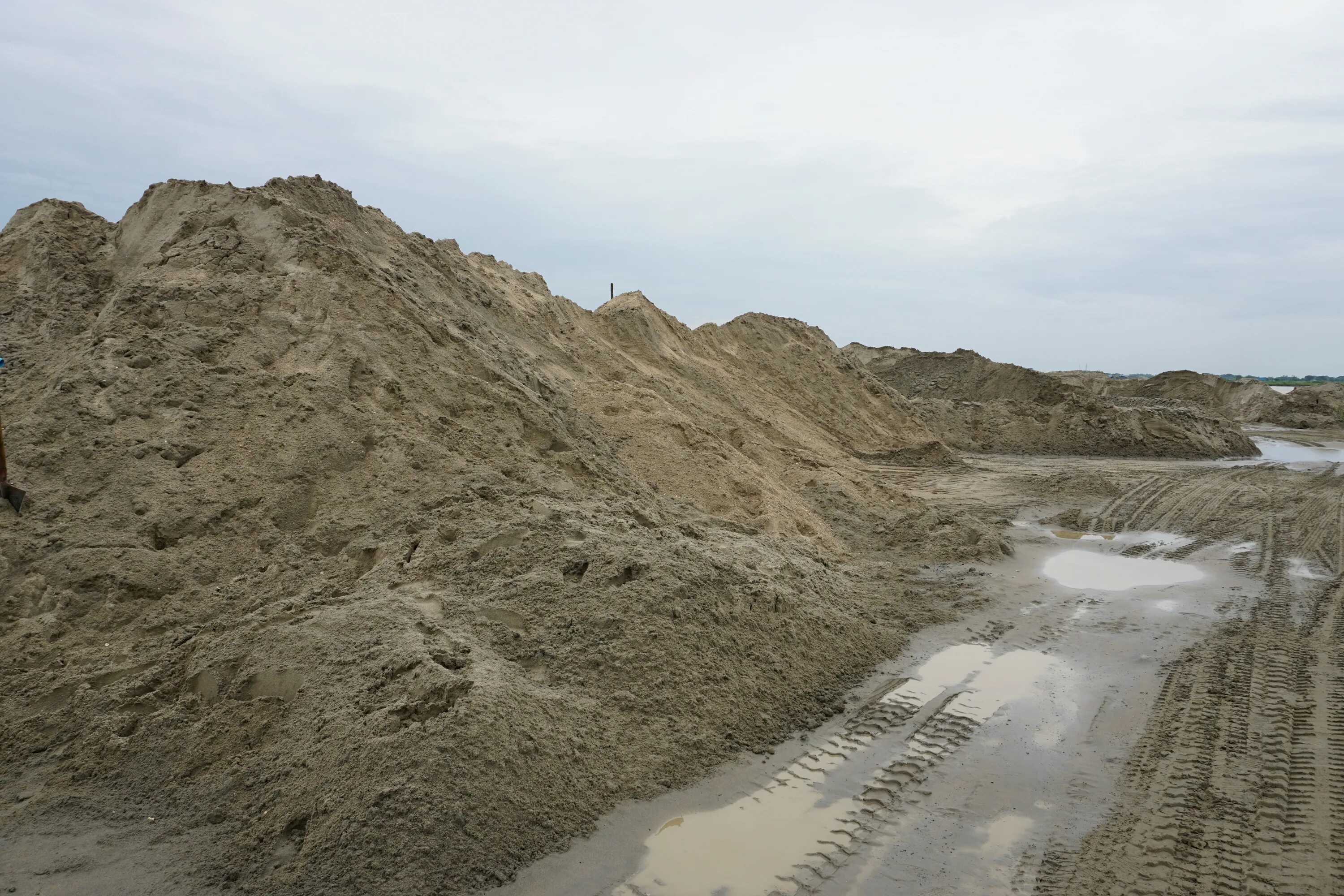 Sand mining. Кварцевый песок(кварц. Песок речной намывной сеяный. Песок карьер. Sand mine.