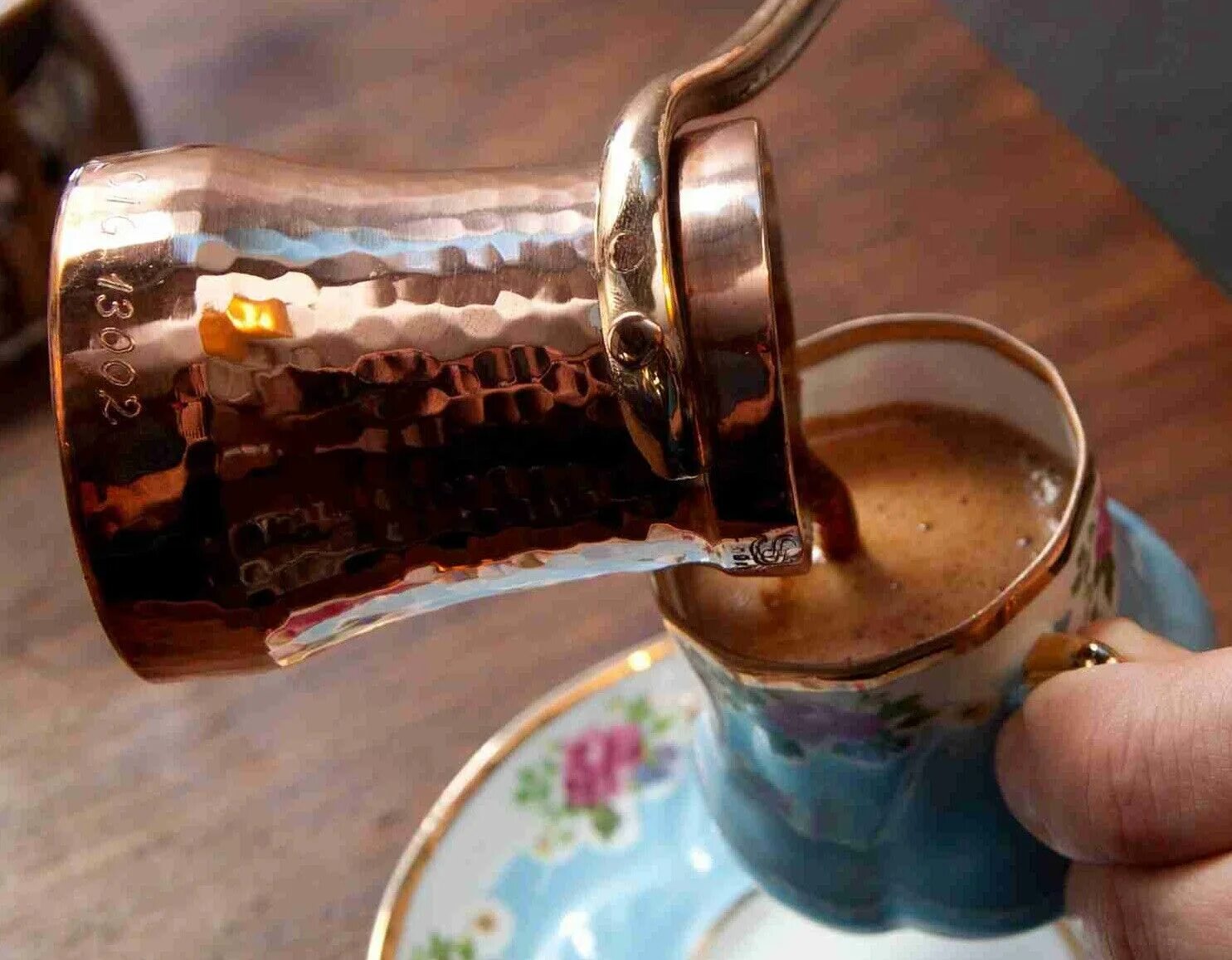 Заварить кофе в домашних условиях. Кофе в турке. Кофе в Турках. Турка для кофе. Джезва для кофе.
