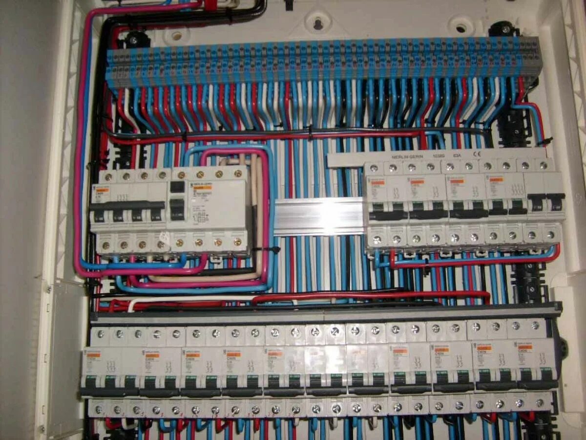 Распределительный щит для электропроводки. Расключение распределительного щита. Расключить электрический щит. Электрика расключение щитка. Расключенный электрощит.
