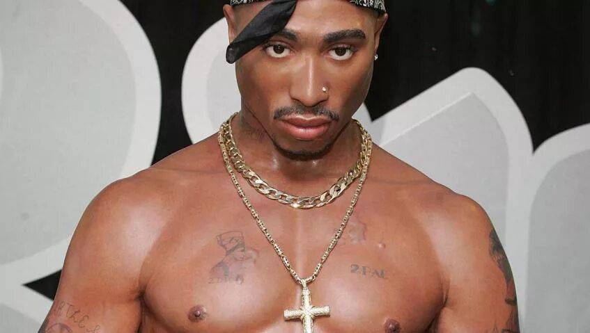 Ту пак. 2pac рэпер. 2pac рэпер в бандане. 2pac в золоте. Тупак Амару Шакур.