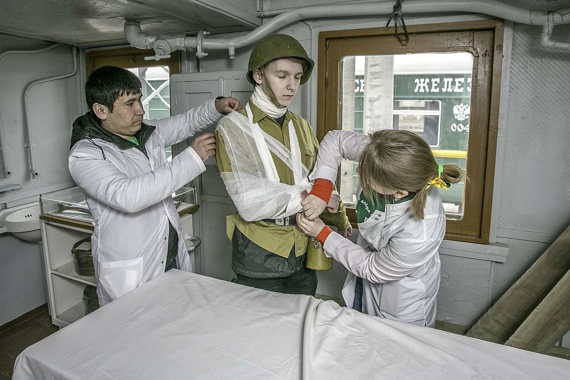 Поезд госпиталь. Военно-санитарный поезд. Санитарный вагон. Военный санитарный поезд. Военный медицинский вагон.