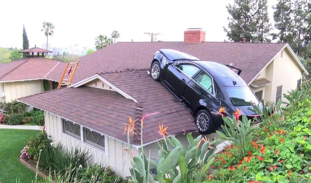 В нескольких метрах за несколько. Спуск вниз. От куска ткани отрезали. Было метров ткани. Место для машины на даче.