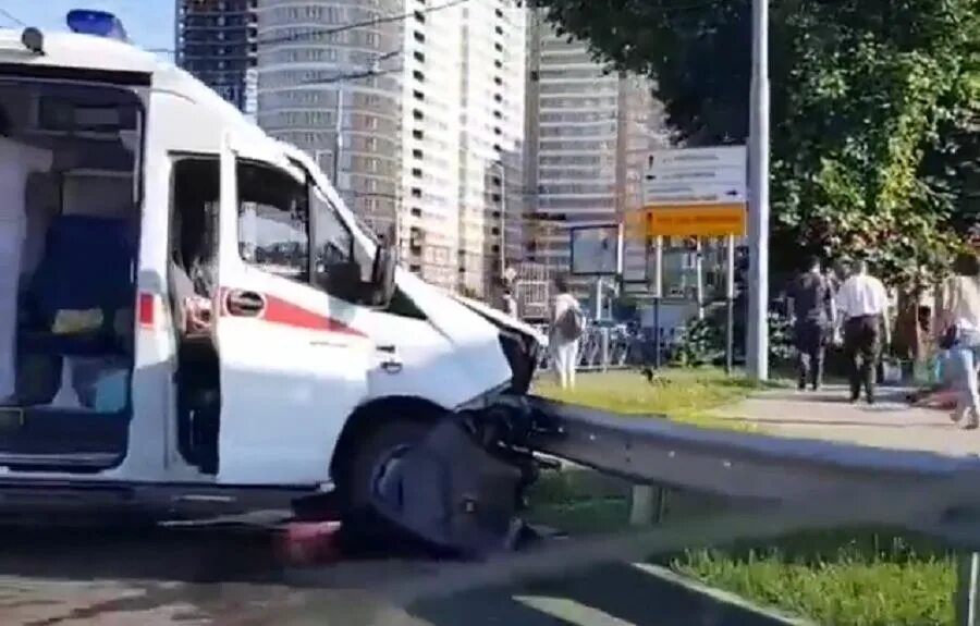 Вызов скорой краснодар. Дтп со скорой в краснодаре. дтп краснодар скорая помощь. авария со скорой помощью вчера краснодар.