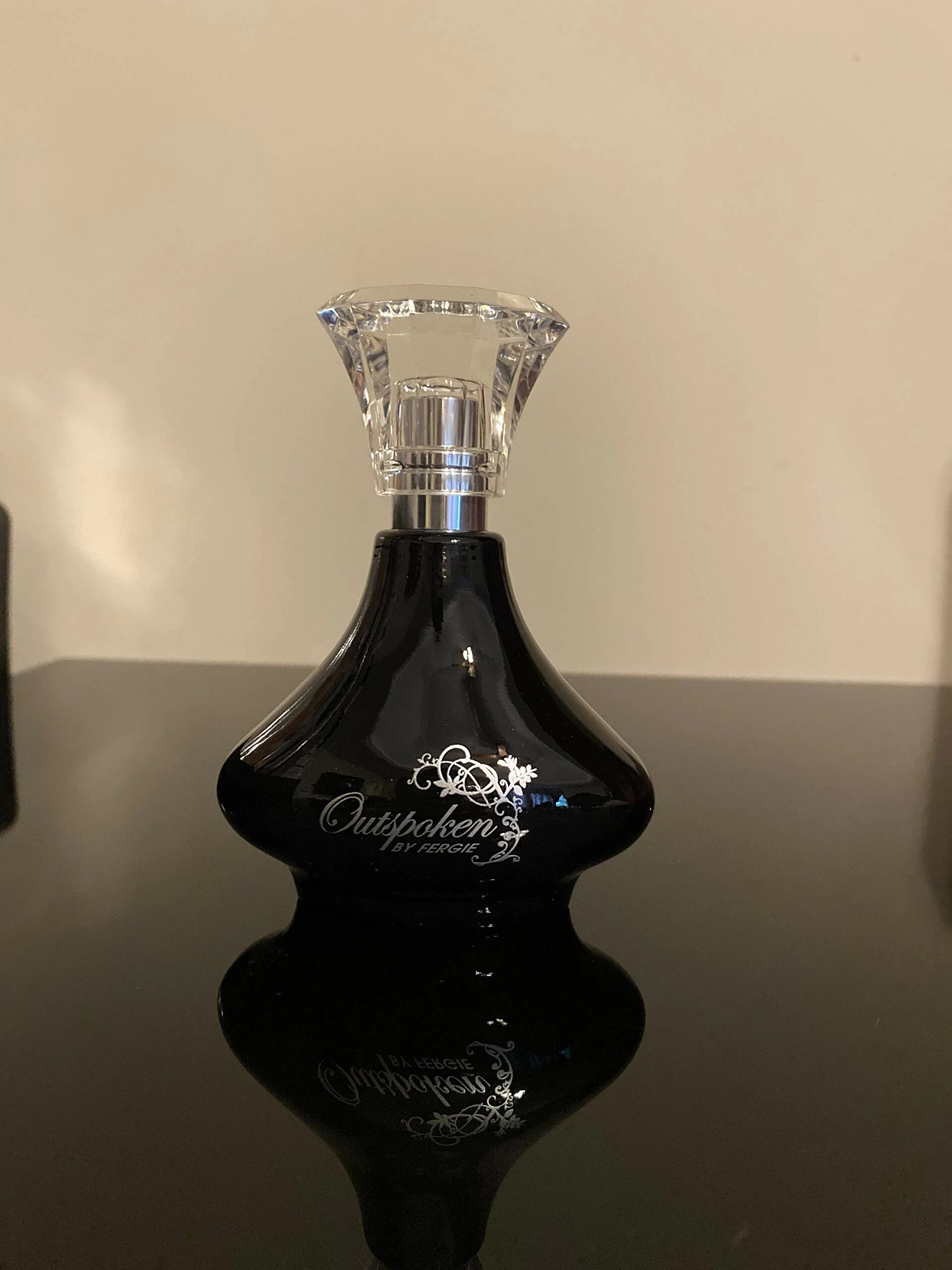 Эйвон ферджи оутспокен. Fergie avon. Эйвон аутспокен бай ферджи. Духи outspoken by fergie. Парфюмерная вода от эйвон outspoken intense by fergie.