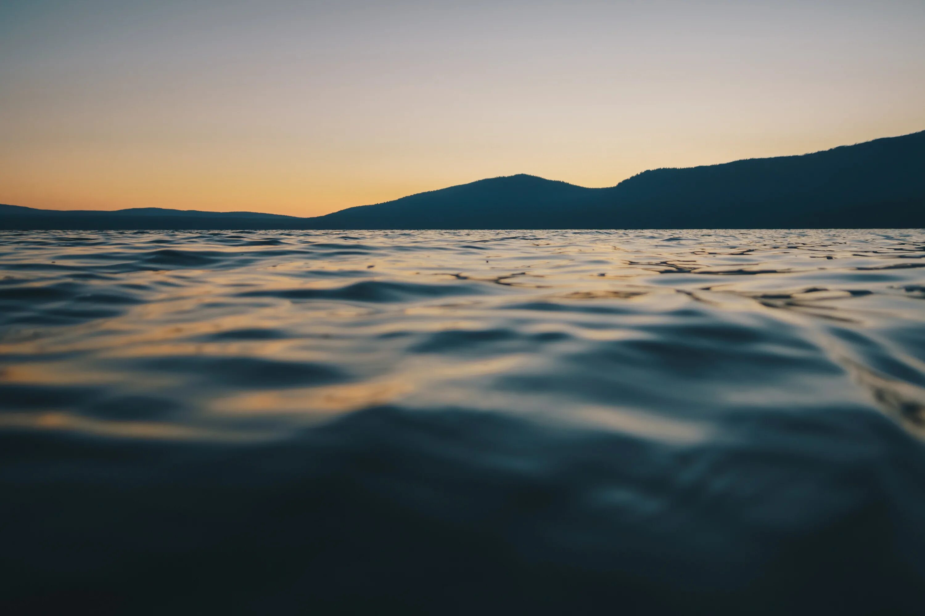 Поверхность моря. Тихое море. Спокойное море. Тихая вода. Безумно спокойный