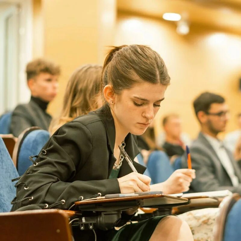 школьники и студенты. концертном зале студенческого клуба ита юфу. день студента мгу москва. фотографии студентов. команда распалась.