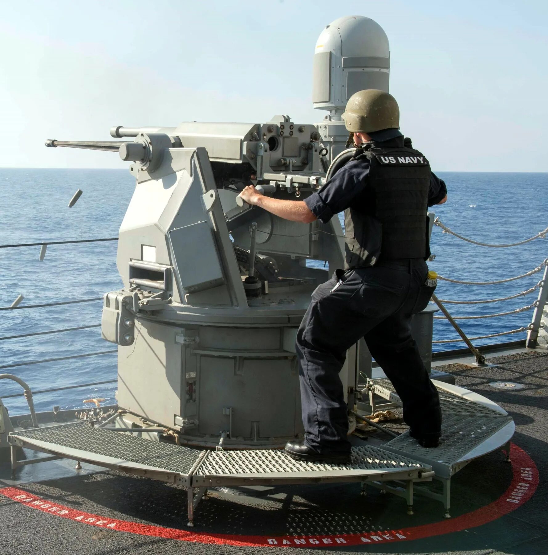Gun system. АК-630 Корабельная автоматическая пушка. 25-Мм автоматическая пушка бушмастер. Корабельная артустановка АК-630. Корабельная артустановка АК-130.