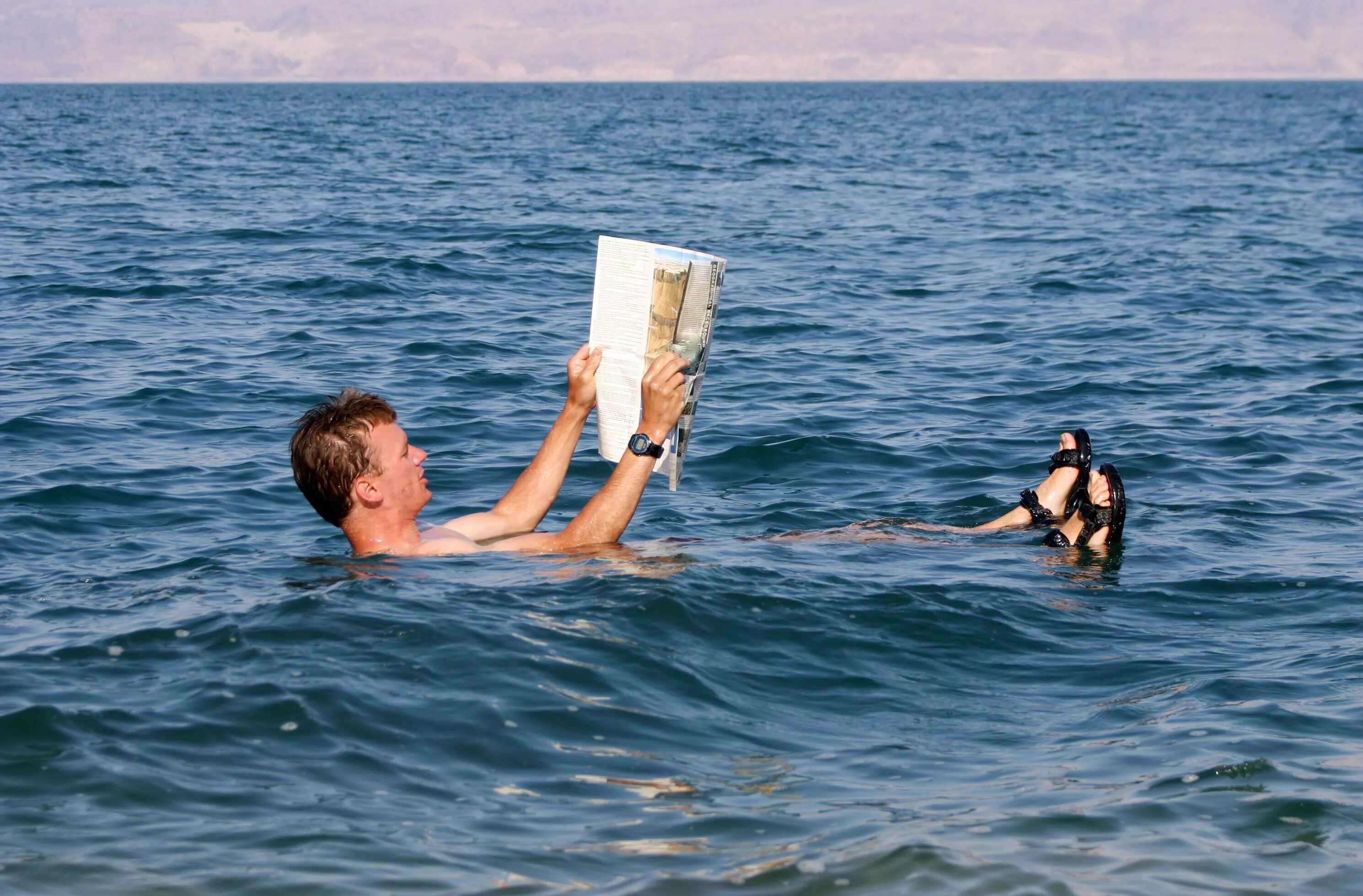 Мертвое море купание. Мертвое море для детей. Мертвое море для детей. Мертвое море купаться. Купаться в соленом море.