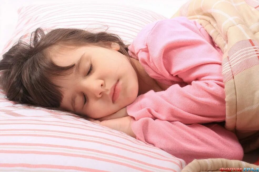 Sleep on little child day is young. Спящий ребенок. Спящие малыши.