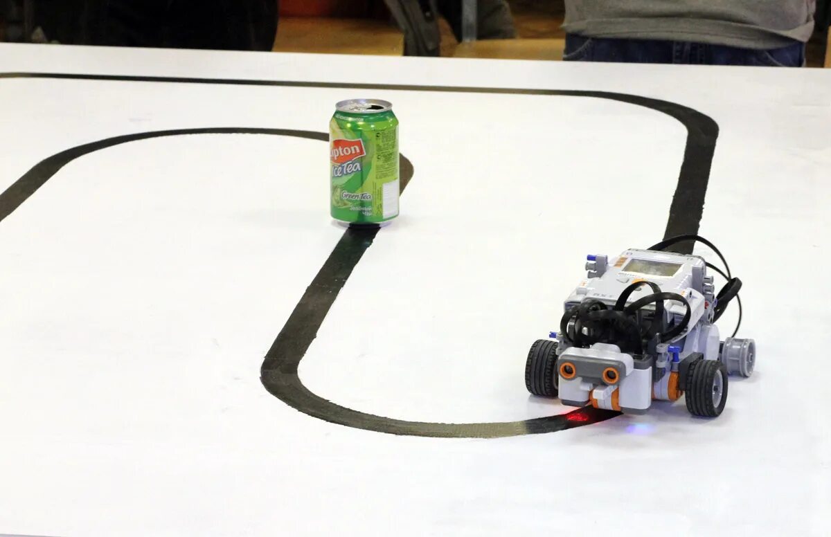 Датчик света lego mindstorms ev3. Робот по линии ev3. Лего майндстормс робот по черной линии. Робот на средних моторах ev3. Кегельринг ev3 поле.