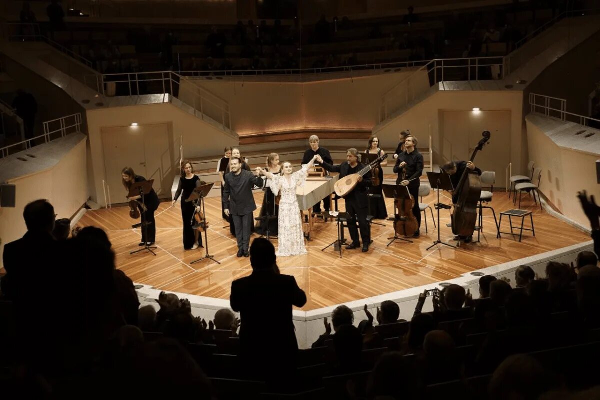 La orchestra. Оркестр la voce strumentale Нижегородского оперного. Оркестр «la voce strumentale» в пакгаузе 29октября. Берлинская филармония оркестр. Концерт оркестра la voce strumentale.