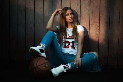 Сидит в футболке