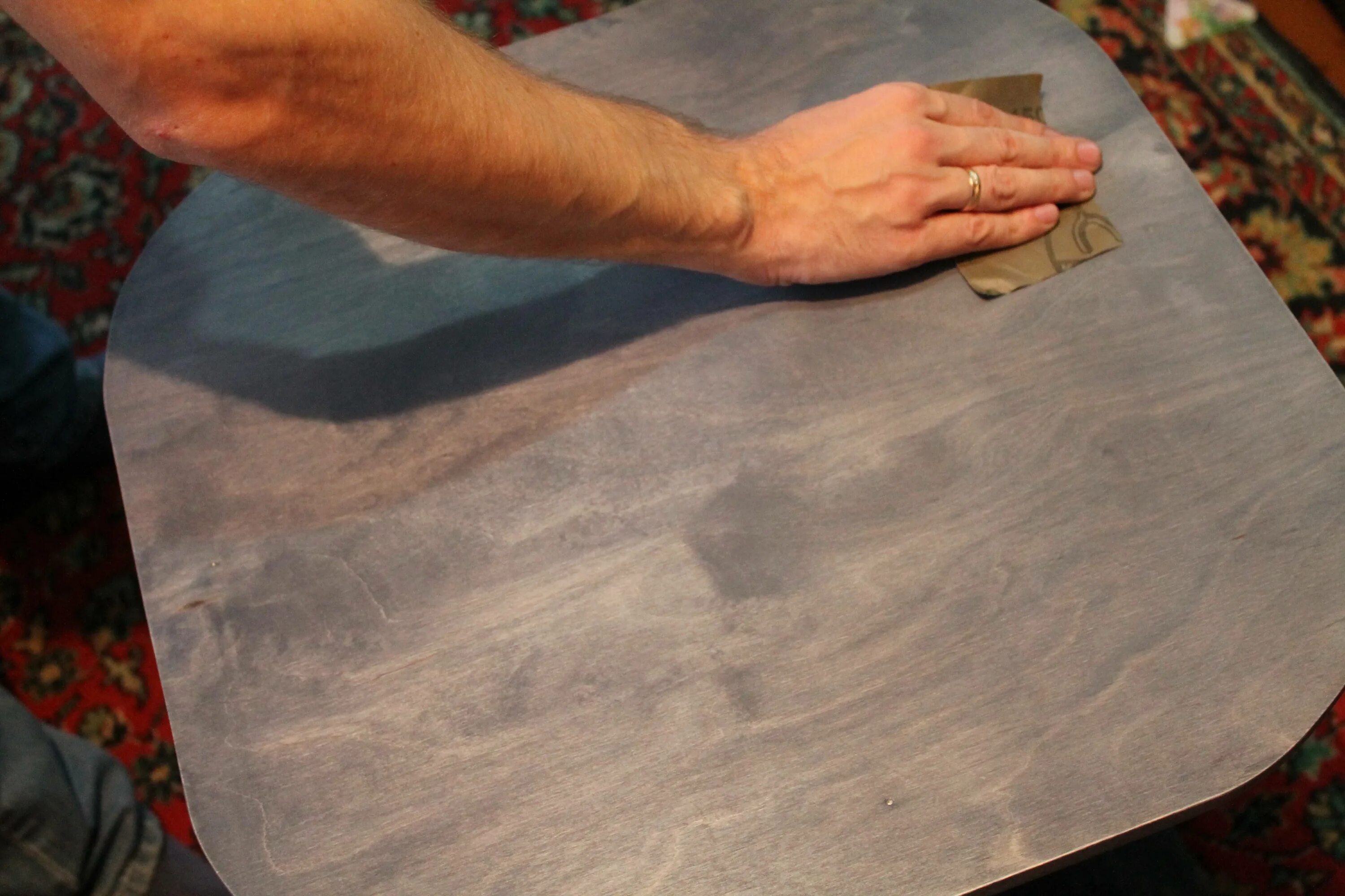 нанесение краски на фанеру. вагонка покрытая лаком. лак для вагонки. акриловая краска для фанеры. покрасить фанеру акриловой краской.