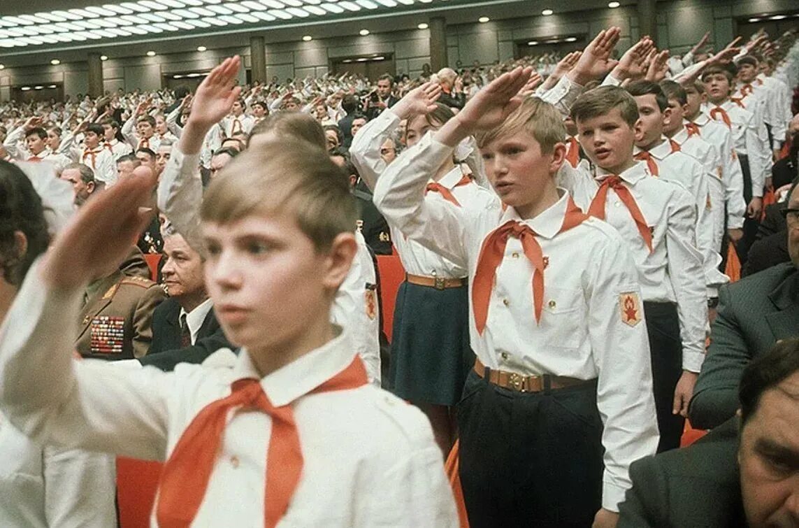 Ссср споем. Пионеры СССР. Пионерский салют пионеров в СССР. Современные пионеры. Дети пионеры.